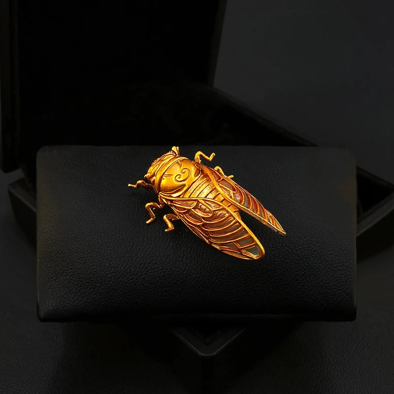 Golden Cicada Brooch with Beau - огляд і ціна Women Accessories Meaning